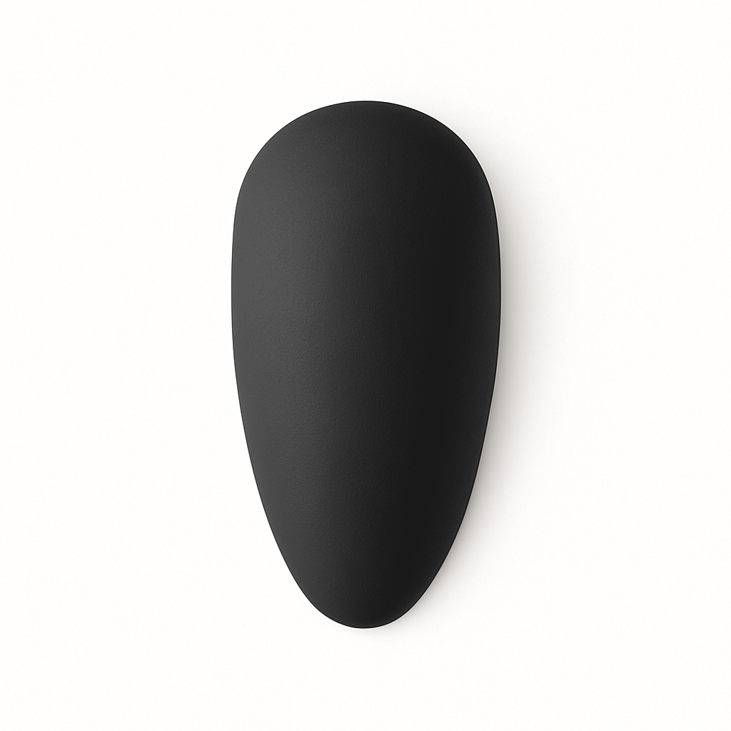 Mattierter Nageltip mit Velvet Top Coat auf weißem Hintergrund – samtiges Finish ohne Glanz