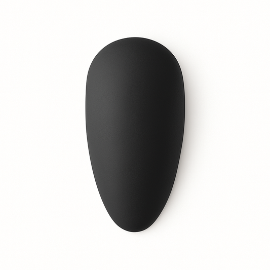 Mattierter Nageltip mit Velvet Top Coat auf weißem Hintergrund – samtiges Finish ohne Glanz