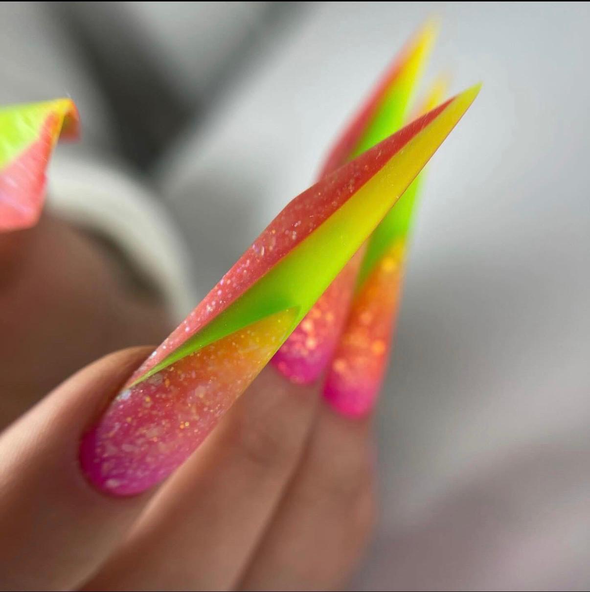 Extreme, architektonische Stiletto-Nagelform mit einem dramatischen, kantigen Neon-Ombré-Design in Pink, Orange, Gelb und Grün, das die Stiletto-Kompetenz von Sergey Lavrukhin zeigt.