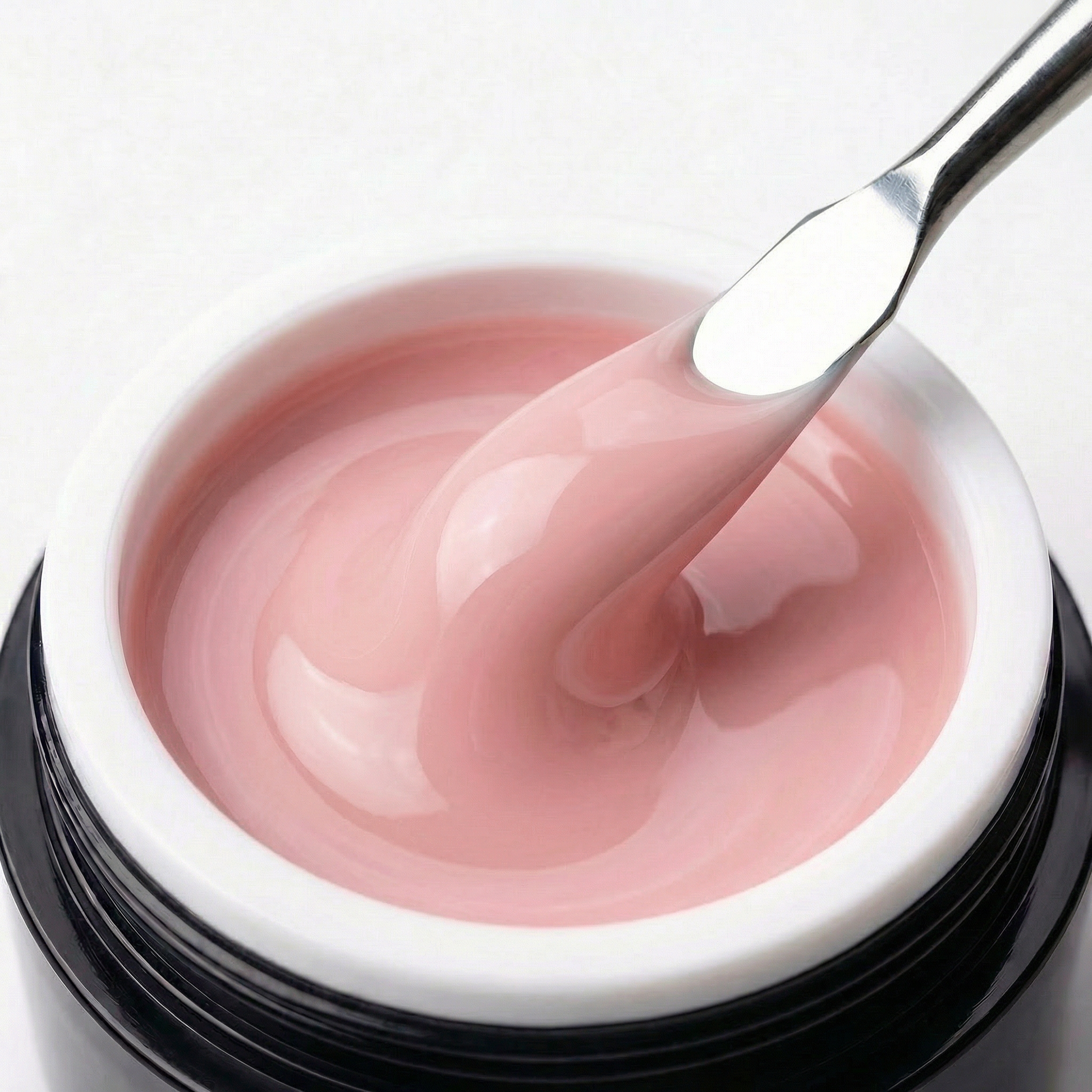 Nahaufnahme der cremigen, selbstglättenden Textur des „Amelie“ No-File Gels in einem weichen Rosé-Nude-Ton.