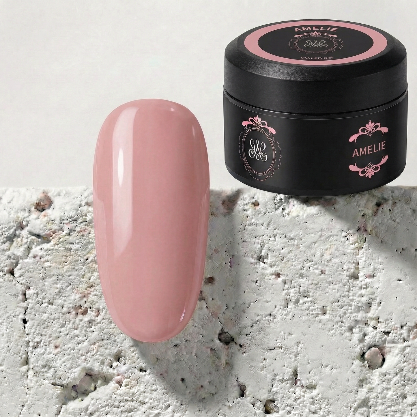 Studio Amelie Premium No-File Gel „Amelie“ – Sanftes Nude-Rosé Aufbaugel auf einem glänzenden Mustertipp präsentiert.