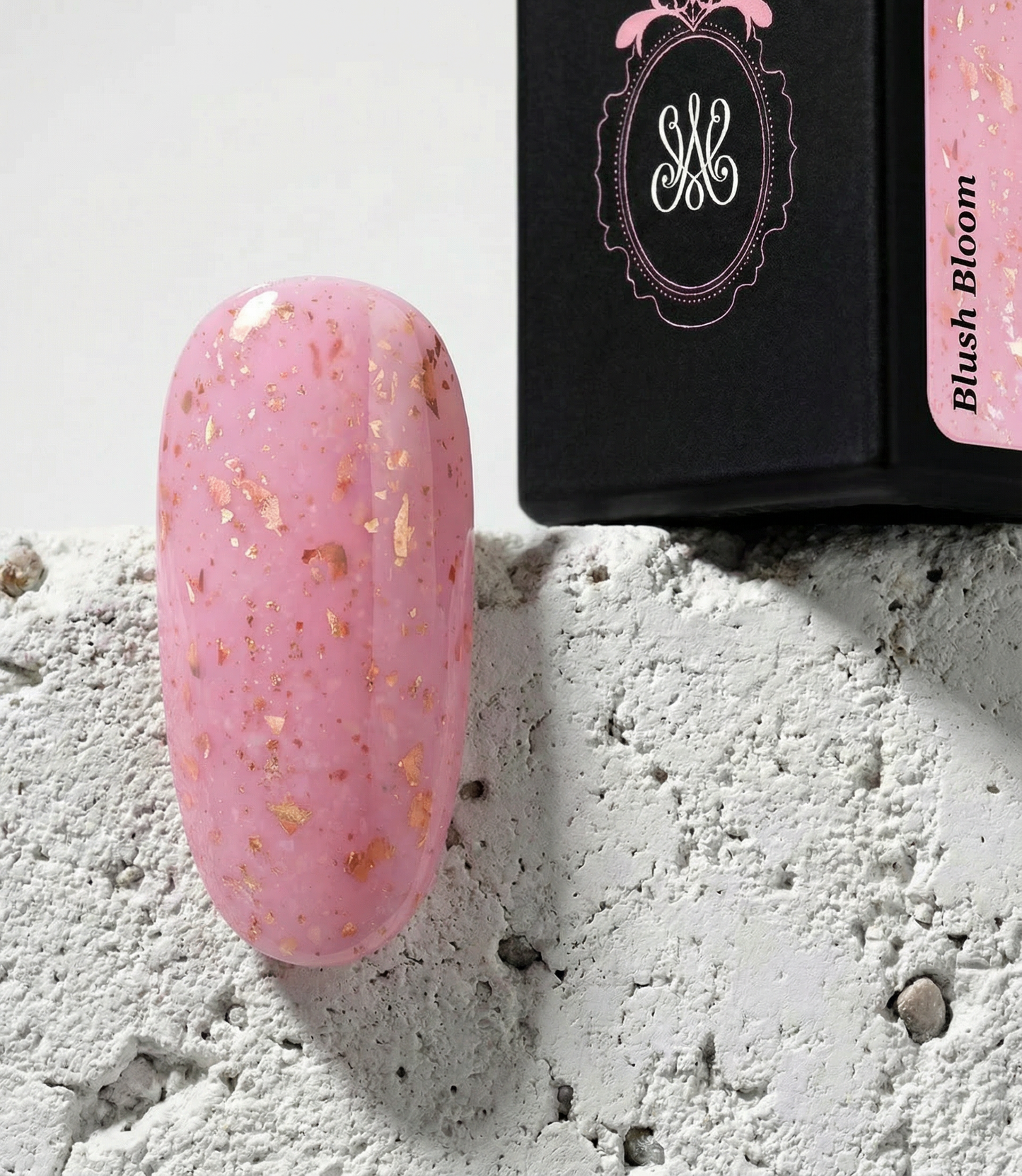 Studio Amelie Soak Off Gel ‚Blush Bloom‘ – zartes Rosé mit Goldglitter, ideal für romantische und verspielte Designs.