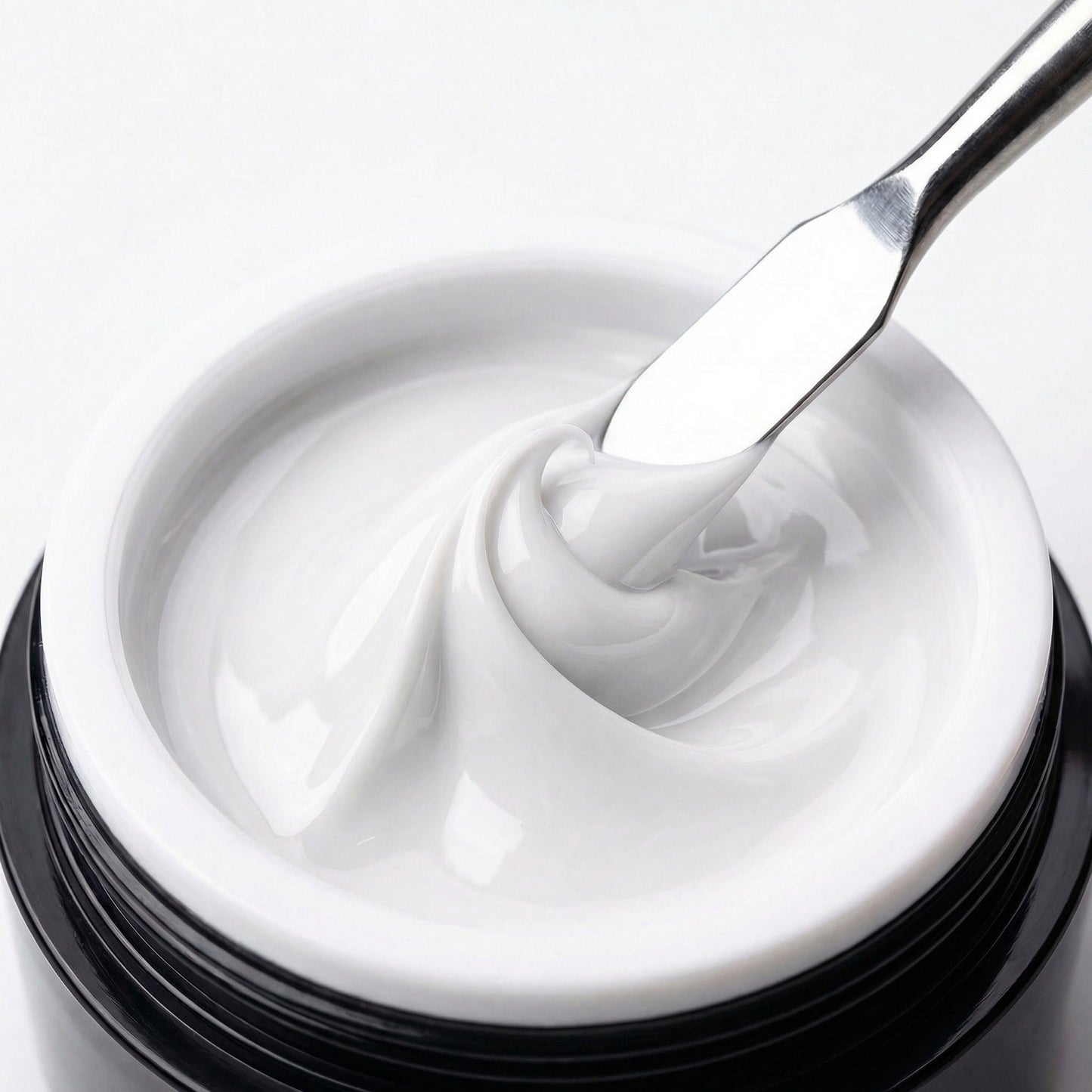 Studio Amelie Boomer White Cover Gel – strahlendes, standfestes Weiß für präzise French-Spitzen.