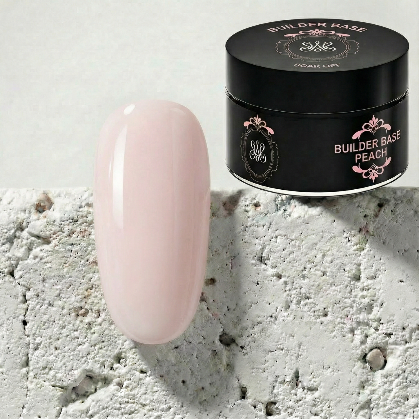 Studio Amelie Builder Base Peach – Pfirsichfarbenes Aufbaugel für einen warmen, natürlichen Look, neben einem passenden Musternagel in zartem Peach.