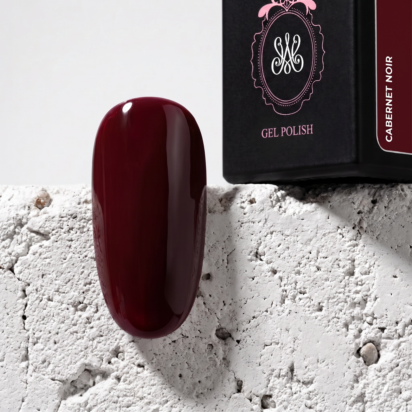 Soak Off Color Gel Cabernet Noir – tiefer, glänzender Weinrot-Ton von Studio Amelie in der Farbflasche mit Nagel-Farbprobe
