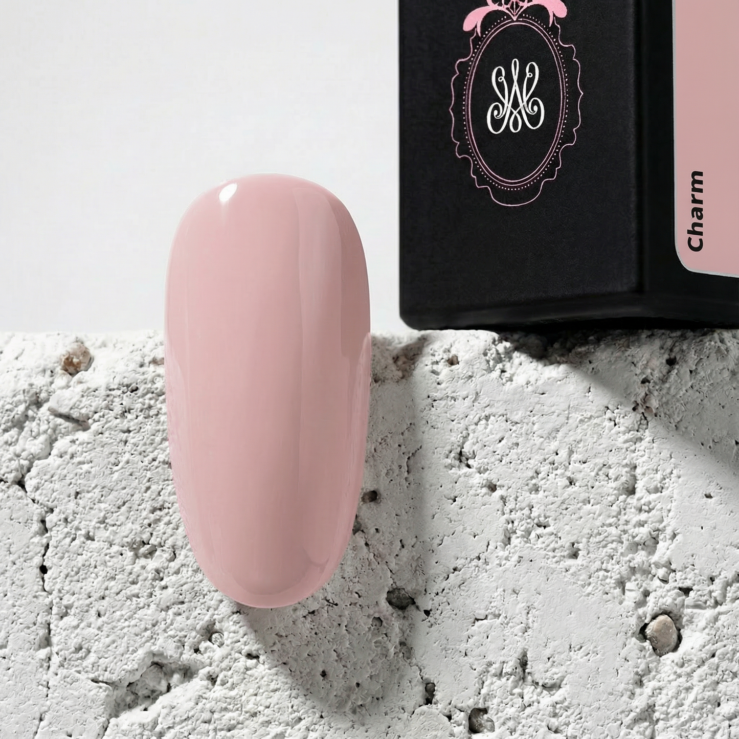 Studio Amelie Soak Off Nude Gel Charm – Warmer Nude-Ton mit sanftem Unterton, perfekt zur Kaschierung kleiner Unebenheiten auf dem Naturnagel.