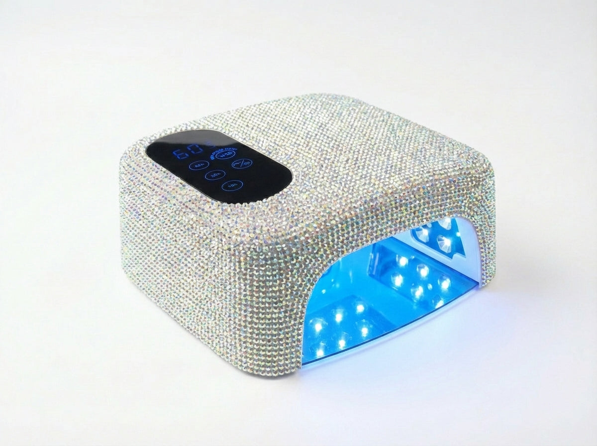 Studio Amelie UV/LED Lampe 72W Crystal Edition – luxuriöses Design mit funkelnder Strass-Veredelung, blauem Licht und 72 Watt Leistung.