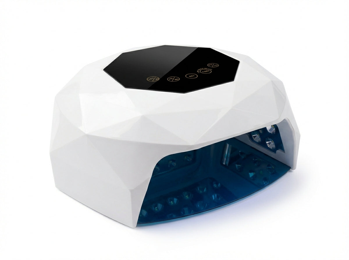 Studio Amelie UV/LED Lampe 72W Diamond Edition – elegantes Gehäuse mit Facettenschliff, weißer Hochglanz-Optik und digitaler Zeitanzeige.