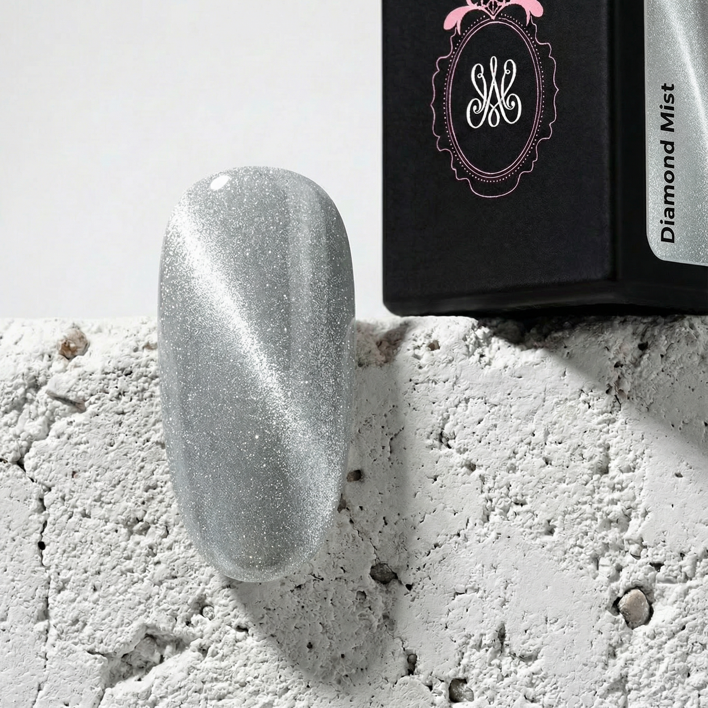 White Universal Cat-Eye Diamond Mist von Studio Amelie – Magnetisches Effekt-Gel mit funkelnden Partikeln auf hellen und dunklen Mustertips.