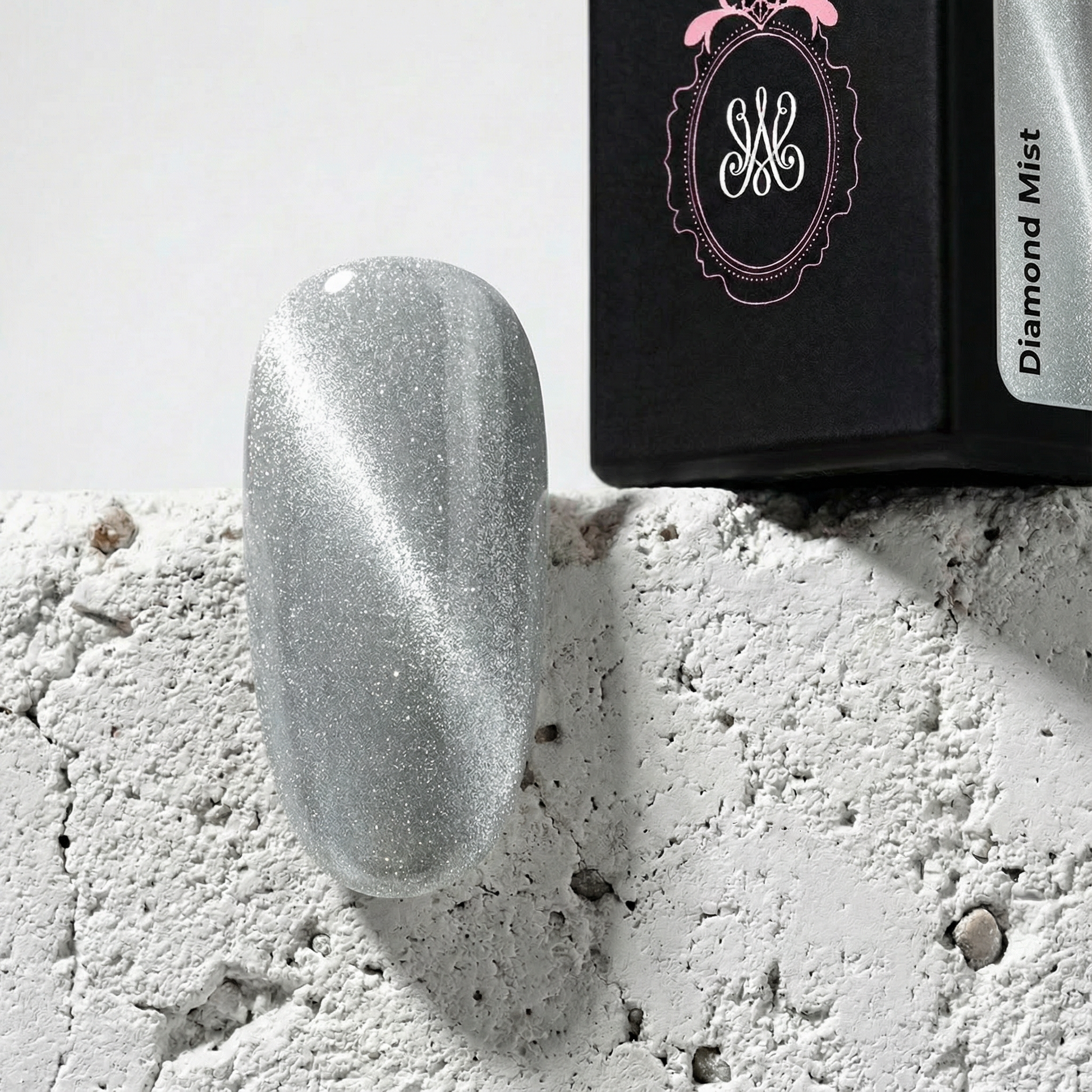 White Universal Cat-Eye Diamond Mist von Studio Amelie – Magnetisches Effekt-Gel mit funkelnden Partikeln auf hellen und dunklen Mustertips.
