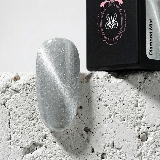 White Universal Cat-Eye Diamond Mist von Studio Amelie – Magnetisches Effekt-Gel mit funkelnden Partikeln auf hellen und dunklen Mustertips.