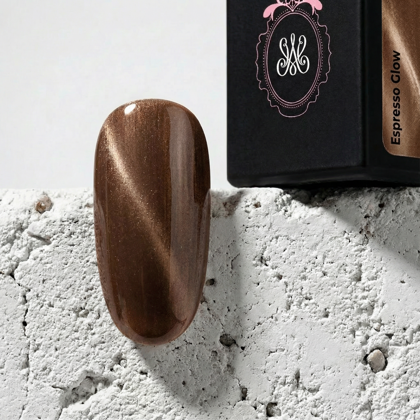 Studio Amelie Cat Eye Soak Off Gel – Farbton Espresso Glow, warmes Espressobraun mit Cateye-Effekt
