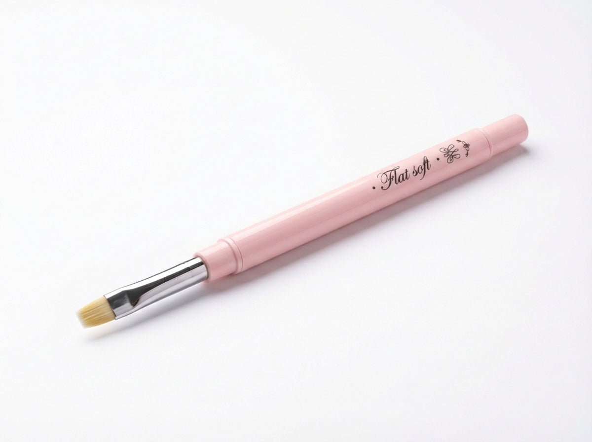 Studio Amelie Flat Soft Sculpting Pinsel mit ergonomischem rosafarbenem Griff.
