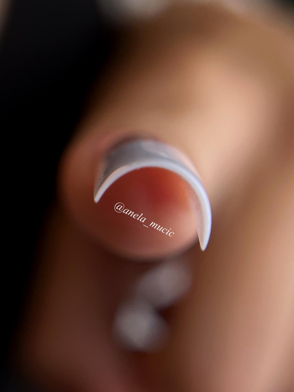 Dünne, stabile Wettbewerbs-Architektur und gleichmäßiger Tunnel einer French-Modellage, perfekte C-Curve.