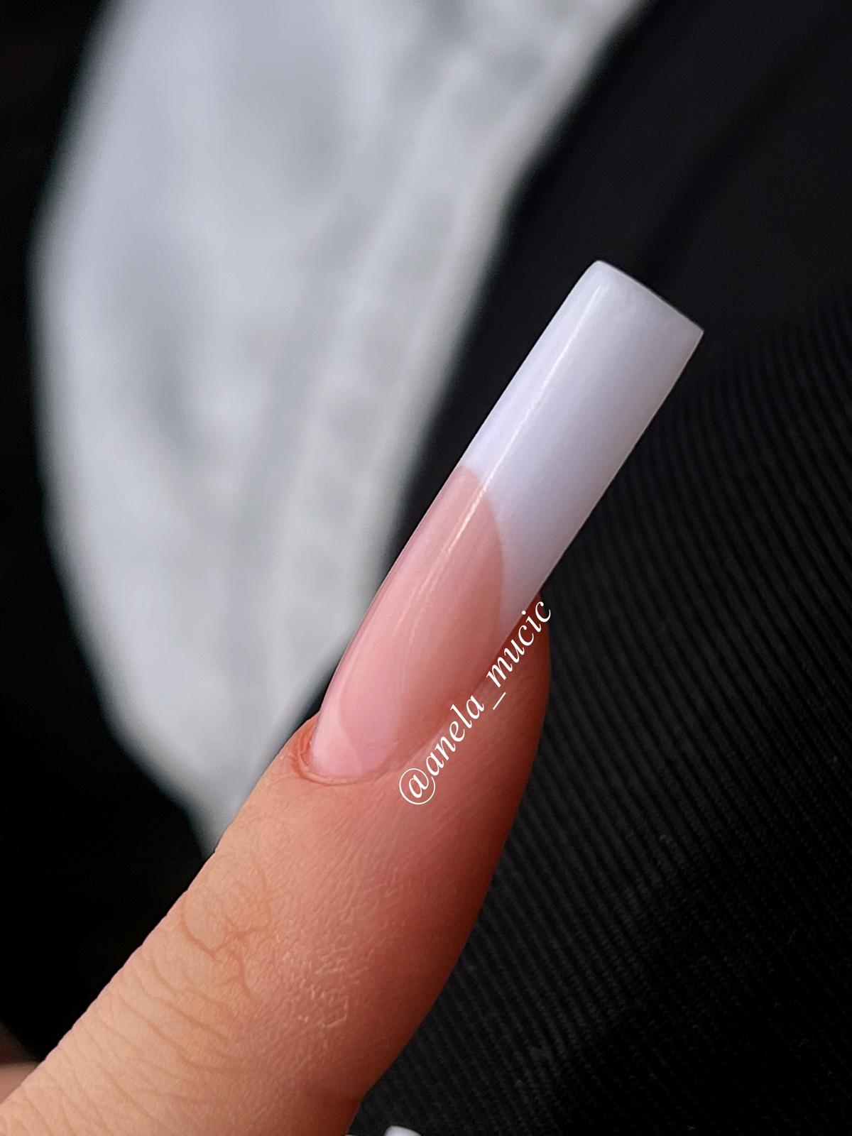 Detailaufnahme einer perfekten French-Smile-Line und Schablonen-Architektur auf Wettbewerbsniveau.