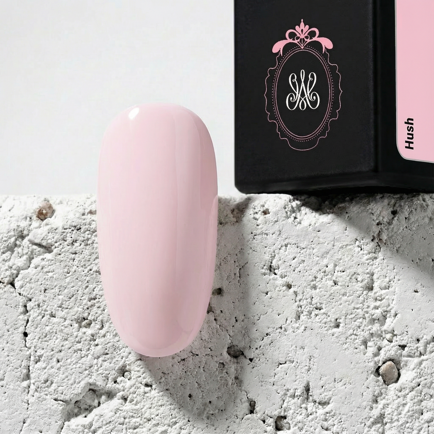 Studio Amelie Soak Off Nude Gel Hush – Dezenter, gedeckter Beige-Nude-Ton für eine minimalistische und professionelle Studio-Maniküre.