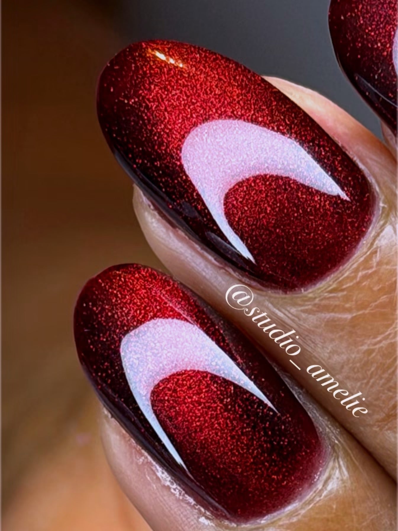 Nahaufnahme des Cat-Eye-Magnet-Effekts in tiefem Rot mit geschwungenem Katzenaugen-Muster – Praxisergebnis aus dem Cat Eye Halbtageskurs bei Studio Amelie
