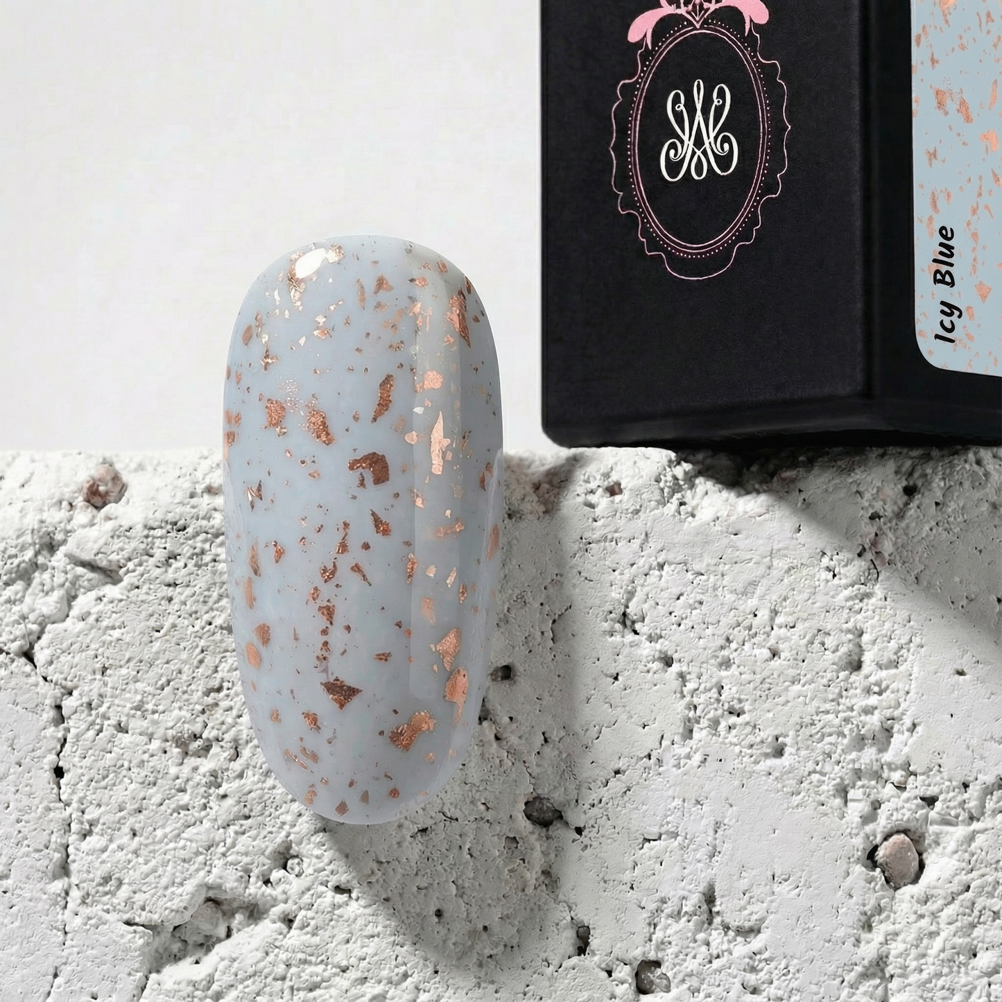 Studio Amelie Soak Off Gel ‚Icy Blue‘ – kühles Hellblau mit feinem Kupferglitter für einen modernen, frostigen Look.