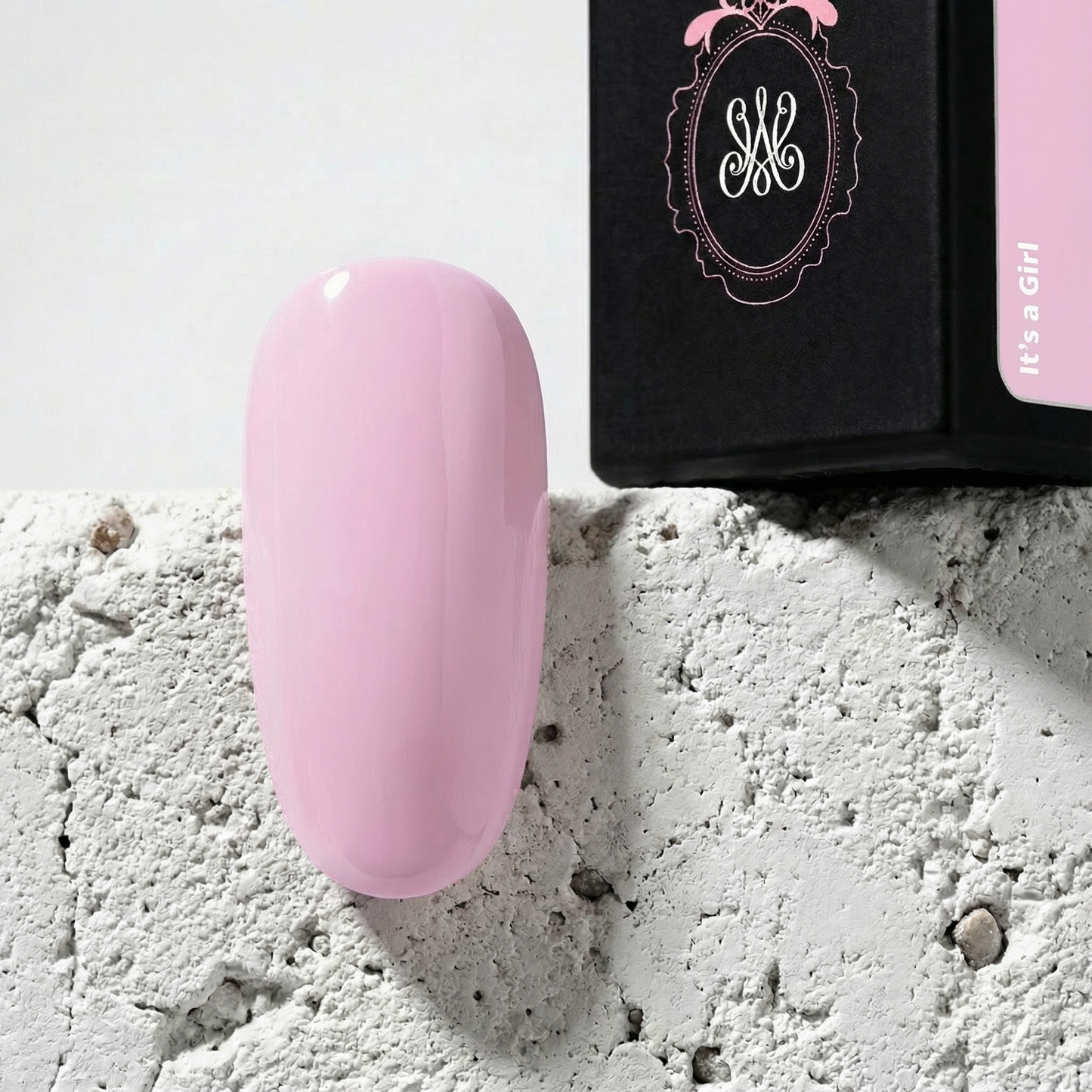 Studio Amelie Soak Off Nude Gel It's a girl – Helles Baby-Rosa mit Nude-Charakter für einen frischen und femininen Look.