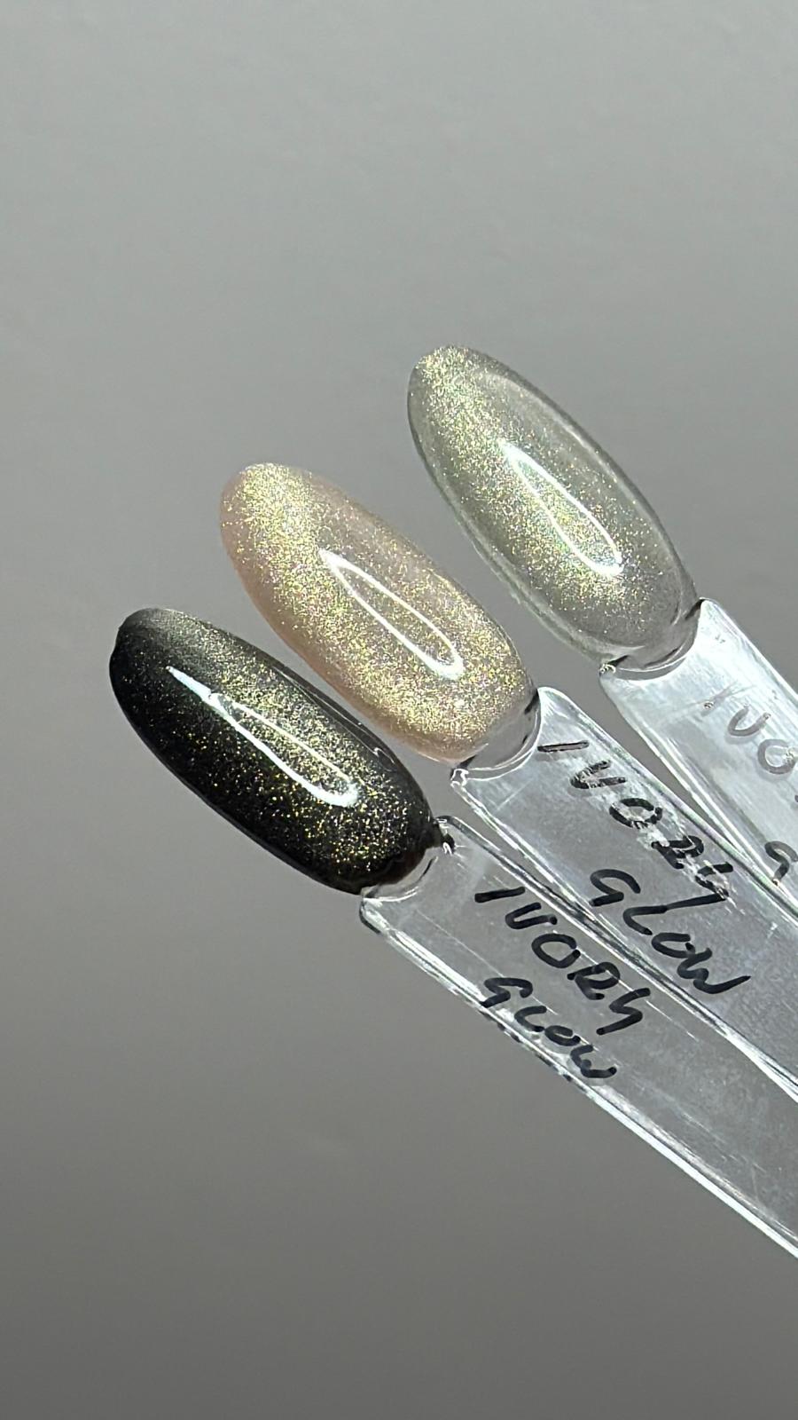 White Universal Cat-Eye Ivory Glow – Warmer, elfenbeinfarbener Magnetschimmer für luxuriöse Nailart-Designs über jeder Grundfarbe.