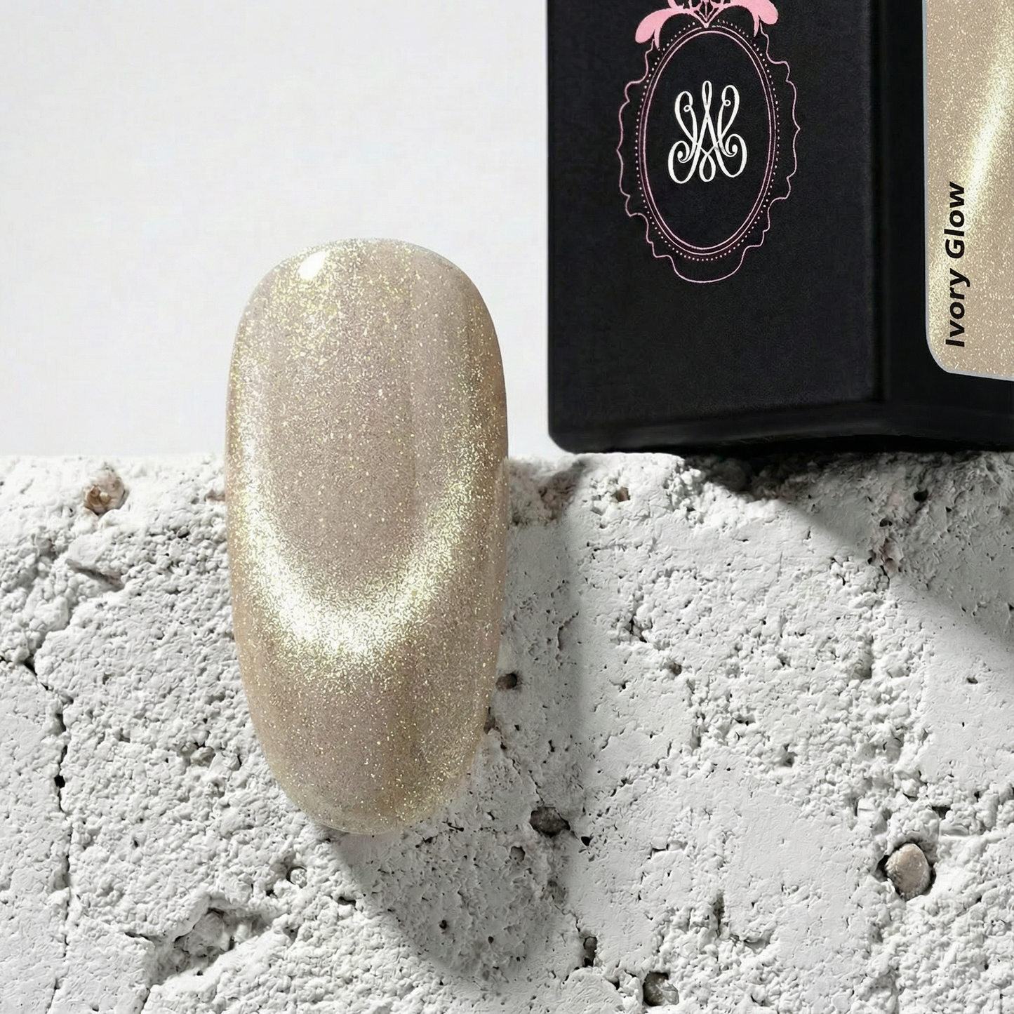 White Universal Cat-Eye Ivory Glow – Warmer, elfenbeinfarbener Magnetschimmer für luxuriöse Nailart-Designs über jeder Grundfarbe.