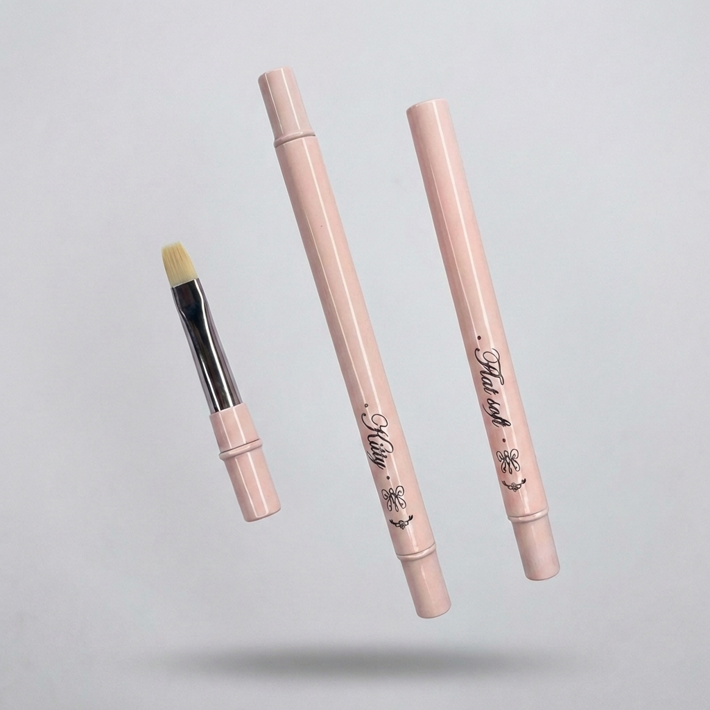 Kitty Sculpting Pinsel in Katzenzungenform neben dem Flat Soft Pinsel für den direkten Vergleich von Pinselform und Borstenstruktur.