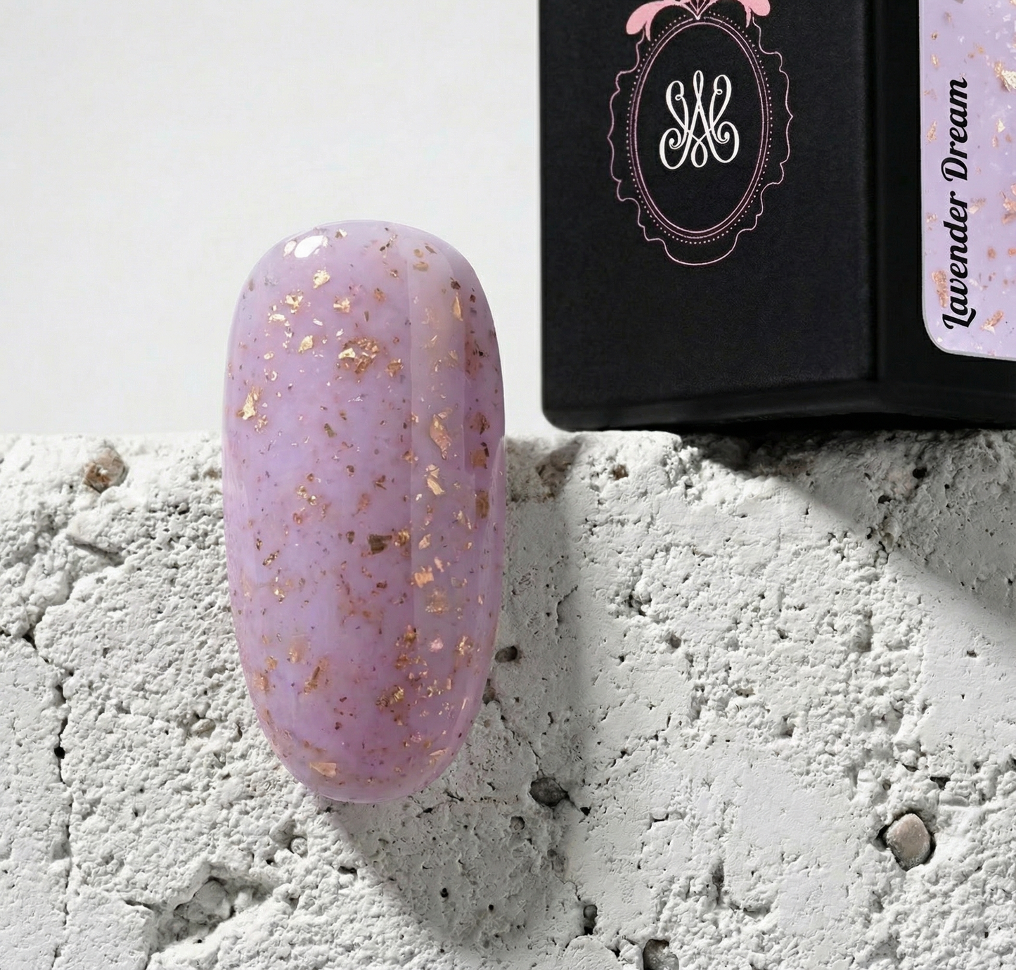 Studio Amelie Soak Off Gel ‚Lavender Dream‘ – sanftes Lavendel mit feinem Goldglitter für einen eleganten, femininen Look.