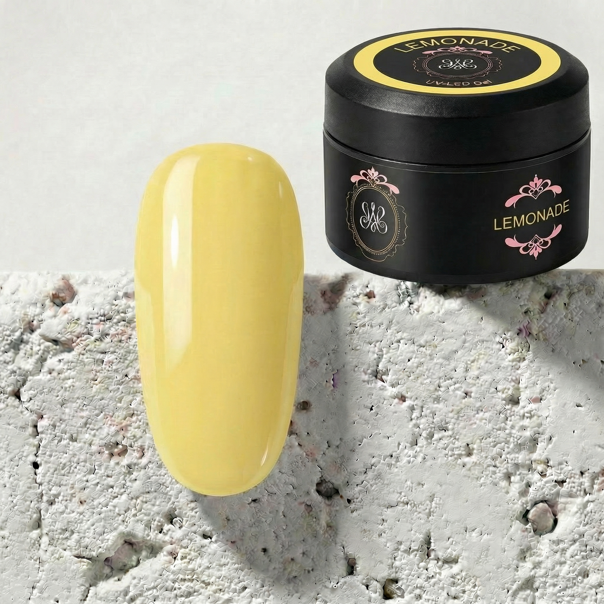 Studio Amelie Lemonade – Sanftes Pastellgelb Soft Color Builder Gel auf einem glänzenden Mustertipp, präsentiert neben dem schwarzen 15g Profi-Tiegel.