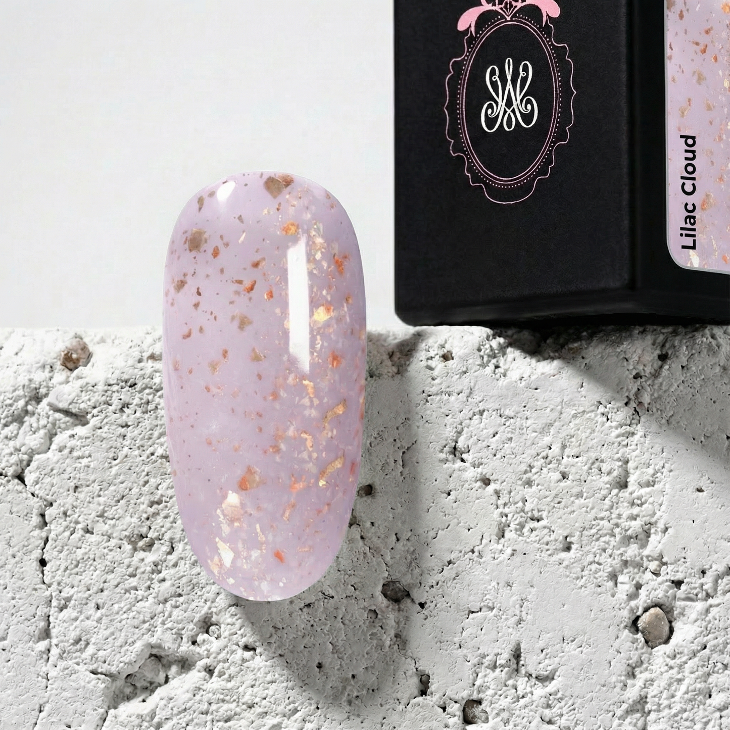 Studio Amelie Soak Off Gel ‚Lilac Cloud‘ – zartes Flieder mit feinem Goldglitter für einen schimmernden, eleganten Look.