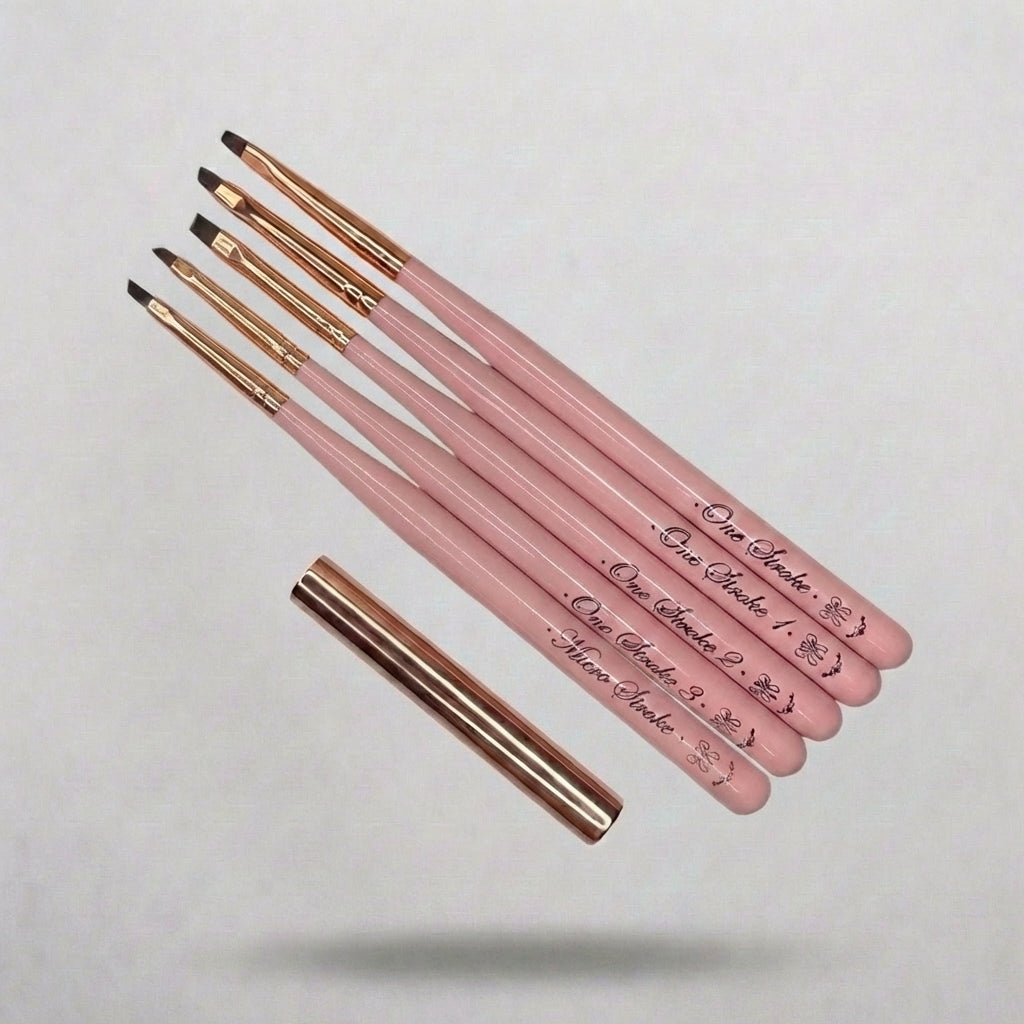 Studio Amelie One Stroke Pinselset mit 5 abgestuften Pinselgrößen und Schutzkappe für florale One Stroke Nailart.