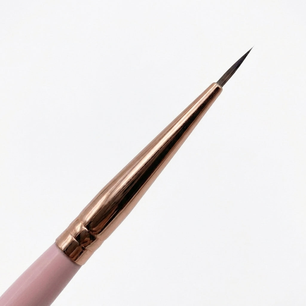 Detailaufnahme der feinen Naturhaar‑Spitze des Paint Nailart Pinsels in Rosé‑Gold für präzise Linien, Blätter und Schatten in Gel‑ und Acryl‑Designs.