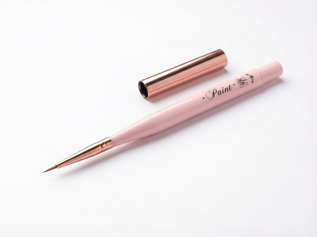 Paint Nailart Pinsel aus Naturhaar in Rosé‑Gold mit feiner Spitze und abgenommener Schutzkappe auf weißem Hintergrund – ideal für filigrane Gel‑ und Acryl‑Designs.