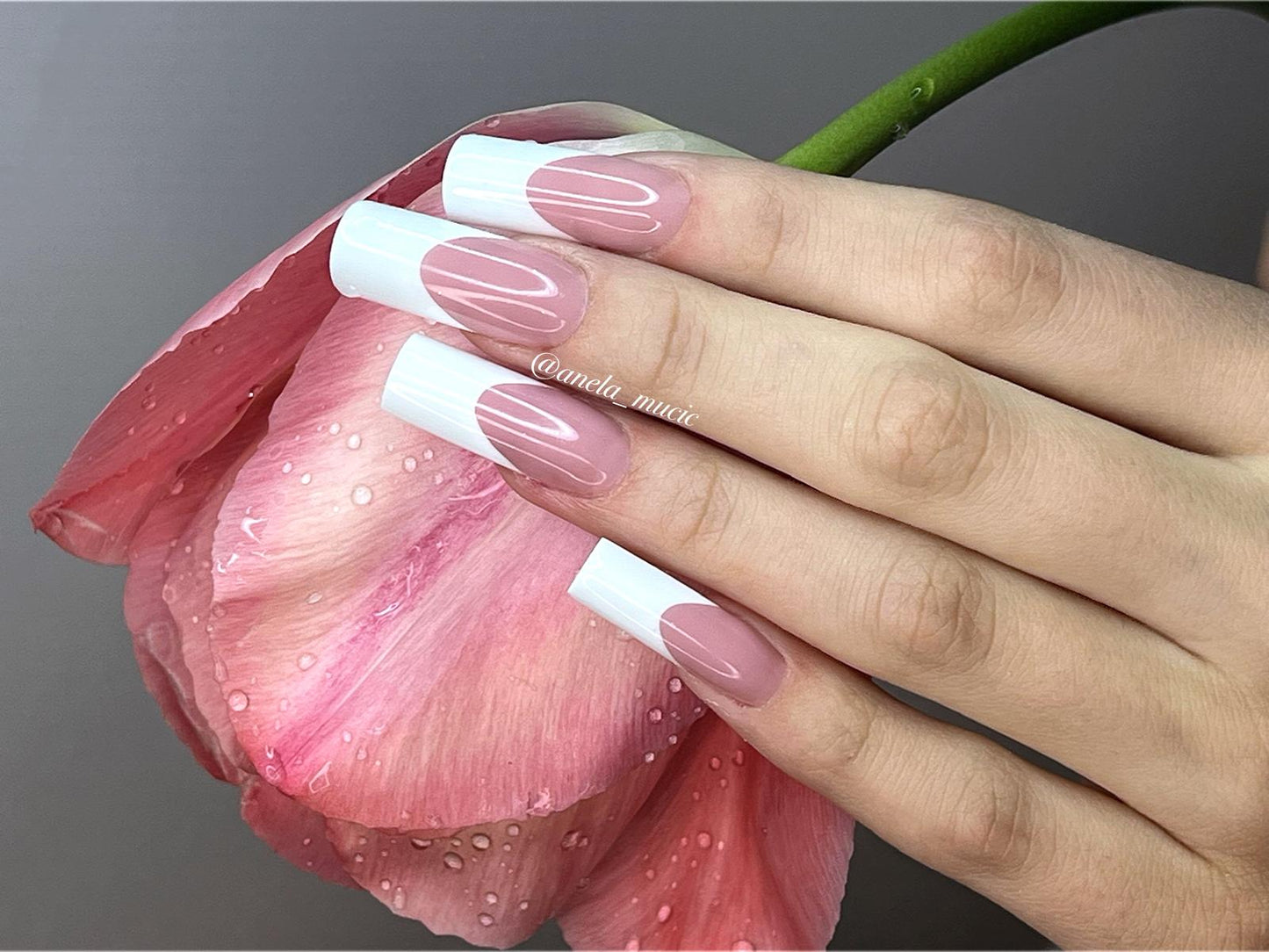 Klassisches Competition-French in Square-Form mit perfekter Smile-Line – Trainiert von Global Nailart Champion Anela Mucic.