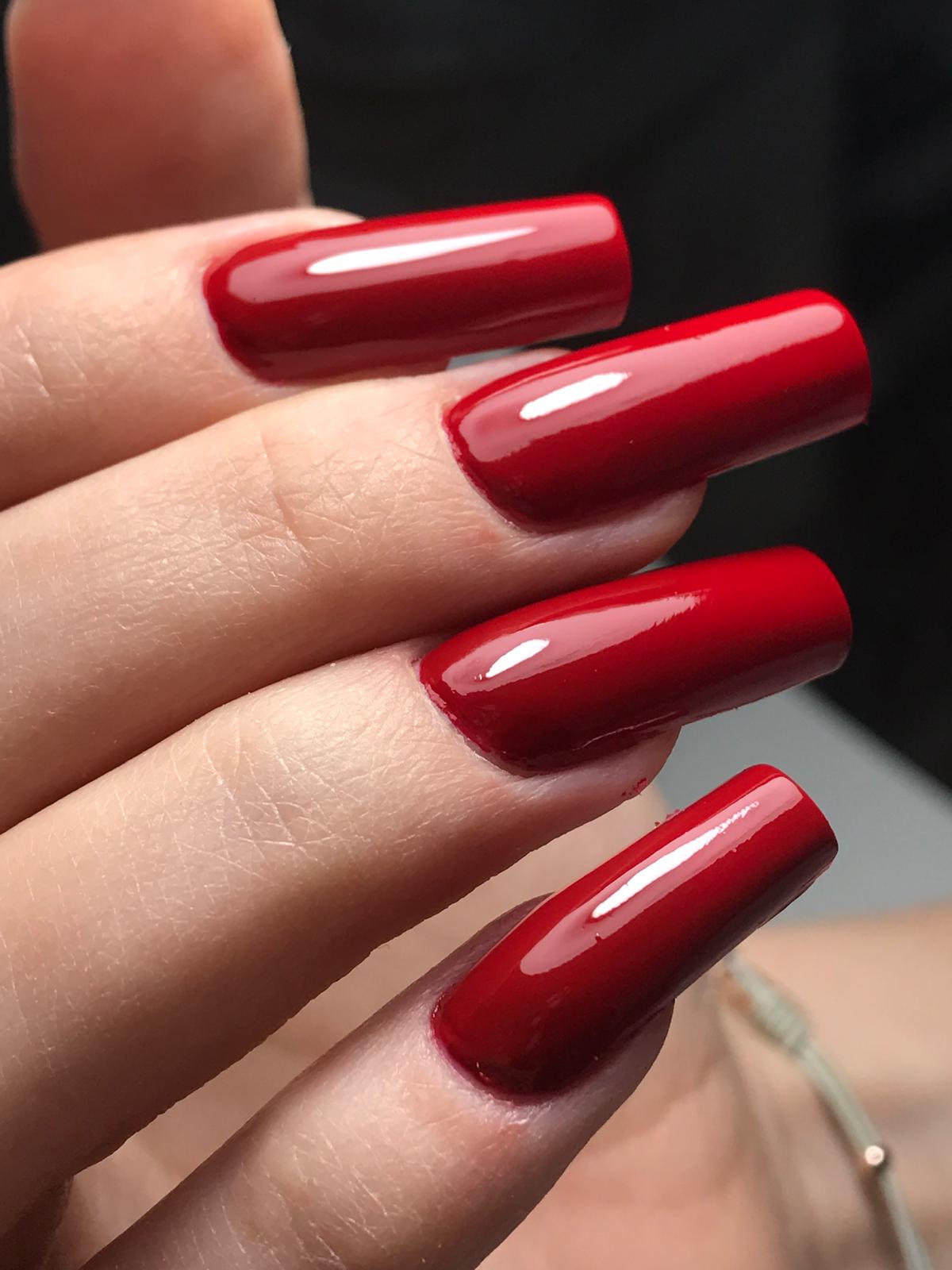 Exakte Seitenlinie und Statik einer roten Salon-Square Modellage – Profi-Nageldesign von Anela Mucic.