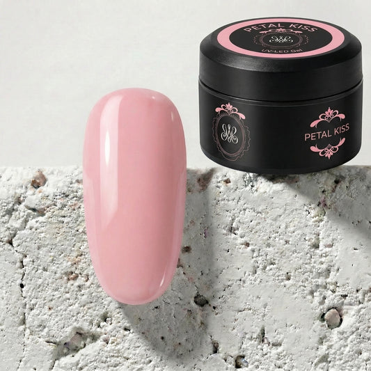 Petal Kiss Premium Cover Builder Gel von Studio Amelie – frischer Rosé-Nude-Ton für feminine Nagelmodellagen