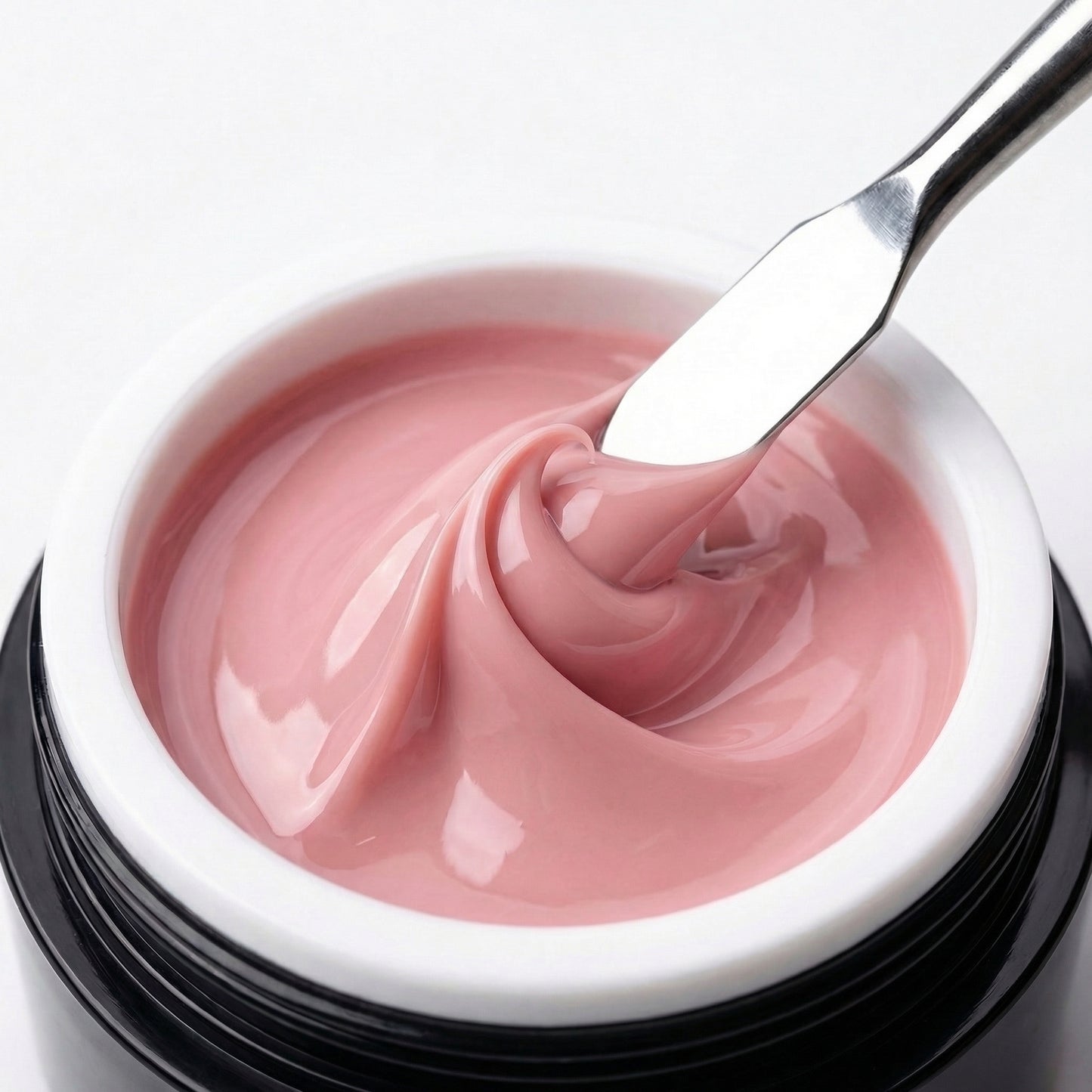 Cremige, selbstglättende Konsistenz des Petal Kiss Cover Gels in frischem Rosé – aufgenommen mit Spatel