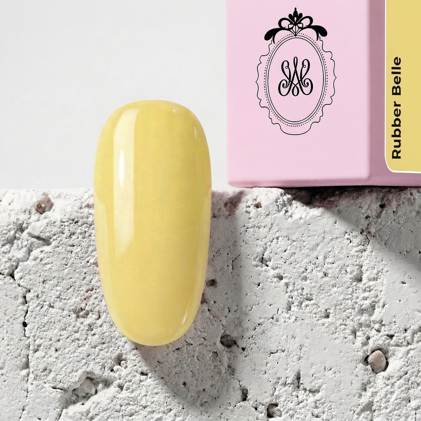 Studio Amelie Rubber Belle – Flexibles Rubber Gel in einem warmen, sanften Gelb-Ton auf einem glänzenden Mustertipp.