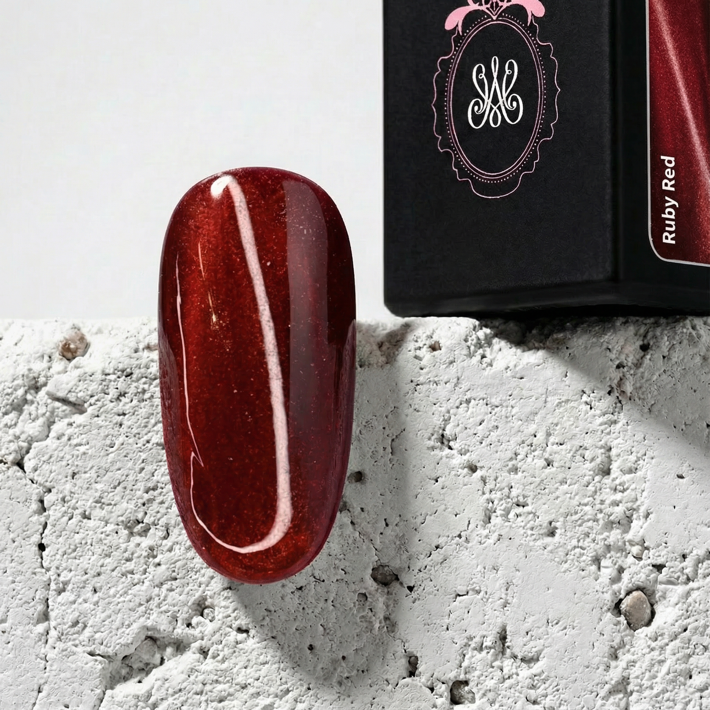 Studio Amelie Cat Eye Soak Off Gel – Farbton Ruby Red, klassisches Rubinrot mit Cateye-Effekt