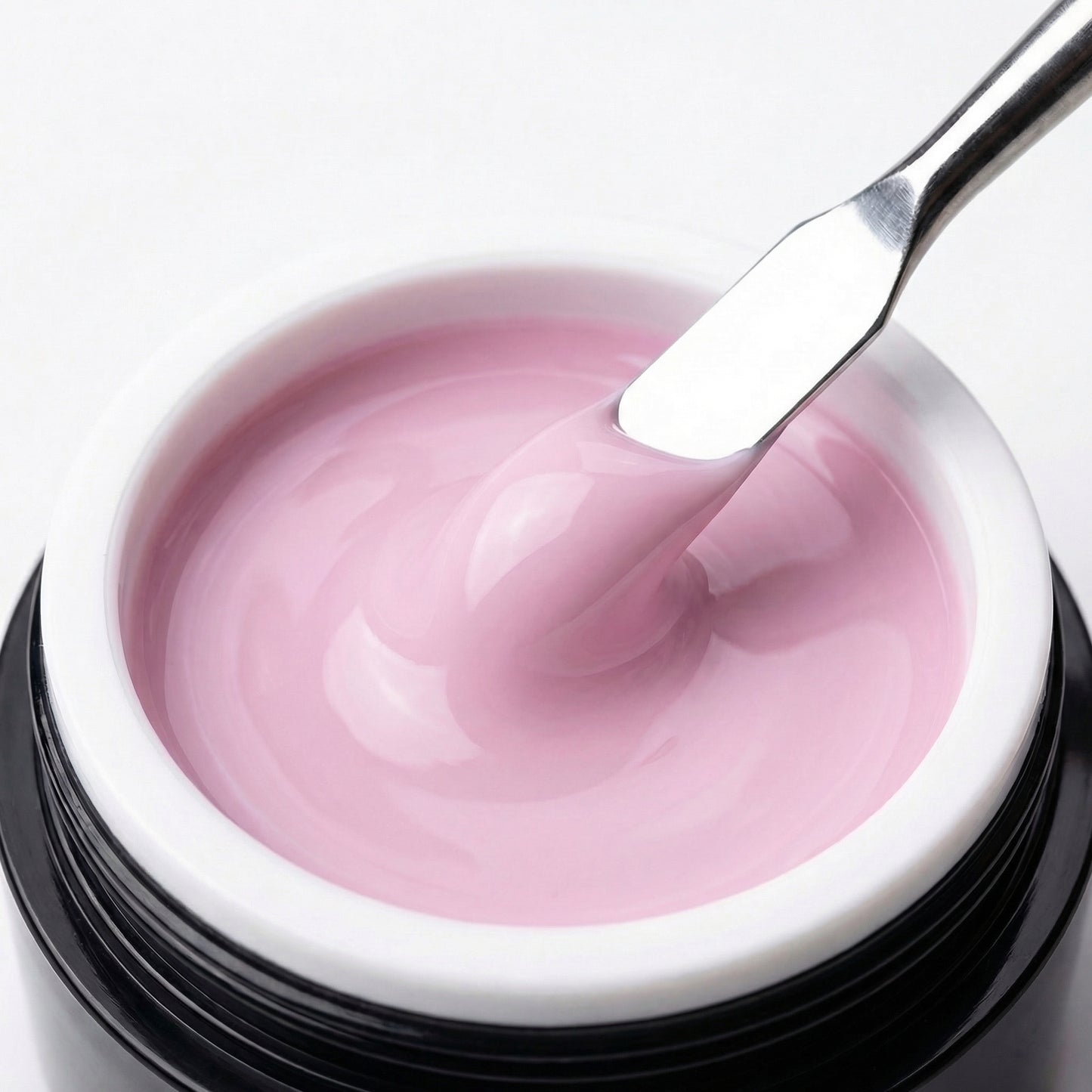 Selbstglättende Konsistenz des Serene Nude-Gels – für ein makelloses, ruhiges Nagelbild ohne Feilarbeit