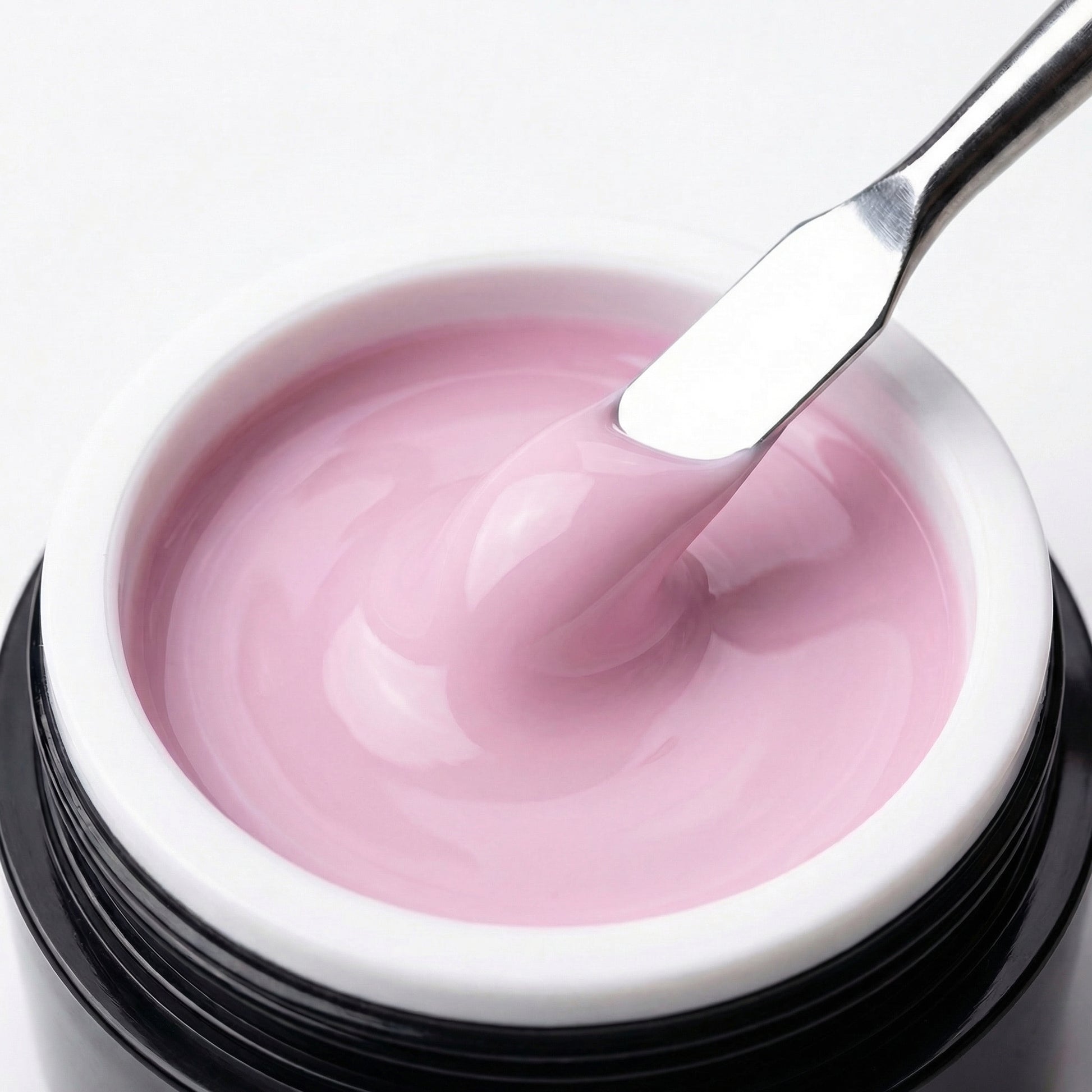 Selbstglättende Konsistenz des Serene Nude-Gels – für ein makelloses, ruhiges Nagelbild ohne Feilarbeit