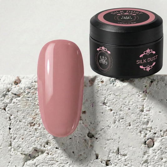 Silk Dust Premium Cover Builder Gel von Studio Amelie – zartes Rosé-Nude für elegante Nagelmodellagen
