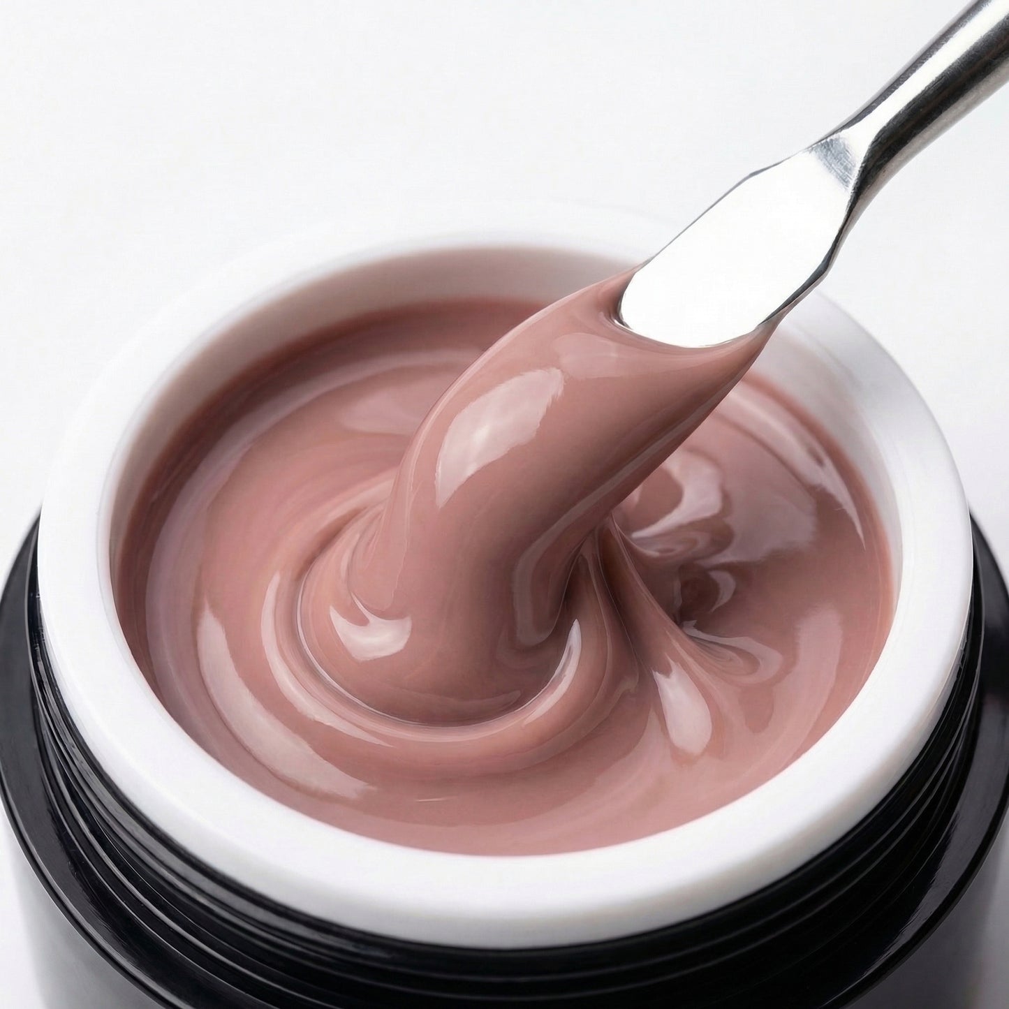 Cremige, selbstglättende Konsistenz des Silk Dust Cover Gels in pudrigem Rosé-Ton – aufgenommen mit Spatel