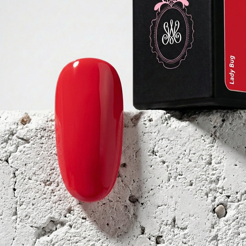 Studio Amelie Soak‑Off Color Gel – Farbton Lady Bug, klassisches Rot mit glänzendem Finish