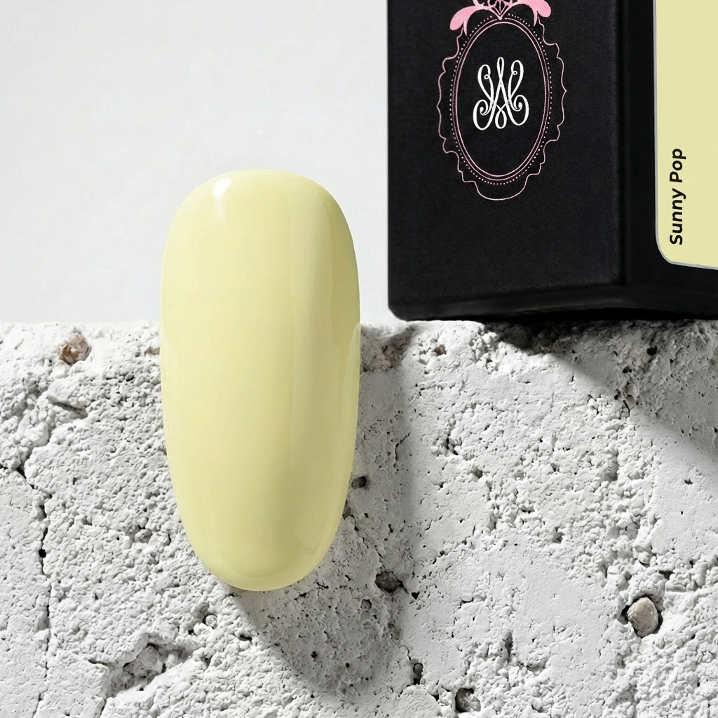 Studio Amelie Soak‑Off Color Gel – Farbton Sunny Pop, pastelliges Gelb mit glänzendem Finish