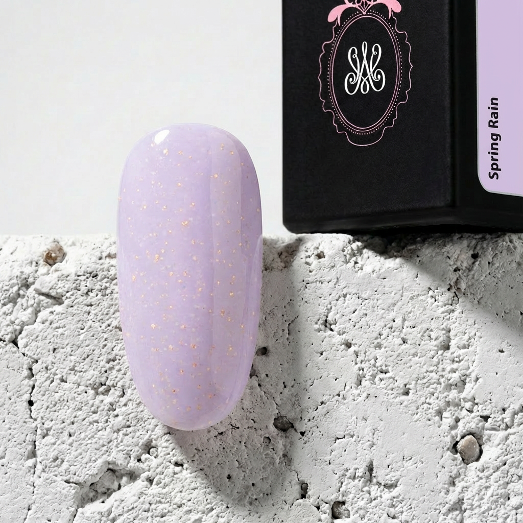 Studio Amelie Soak Off Nude Gel Spring Rain – Ein kühler, hellgrau-beiger Nude-Ton, der so erfrischend und dezent wirkt wie ein feiner Frühlingsregen.