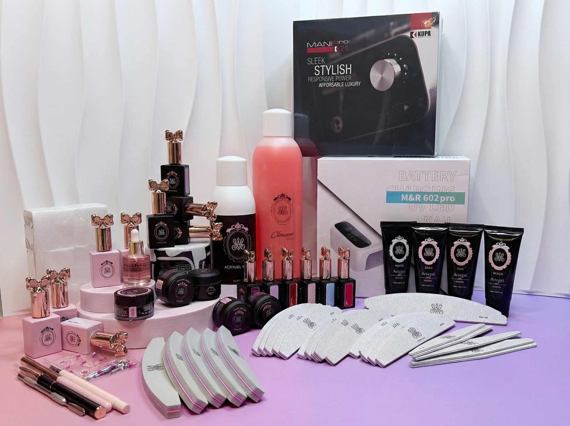 Umfangreiches Nageldesign Starter-Set im Wert von 1000 Euro inklusive Profi-Produkten für die Ausbildung bei Studio Amelie.