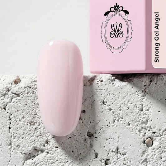 Nude‑farbener Nagel mit Strong Gel Angel von Studio Amelie, neben der passenden Pinselflasche präsentiert.