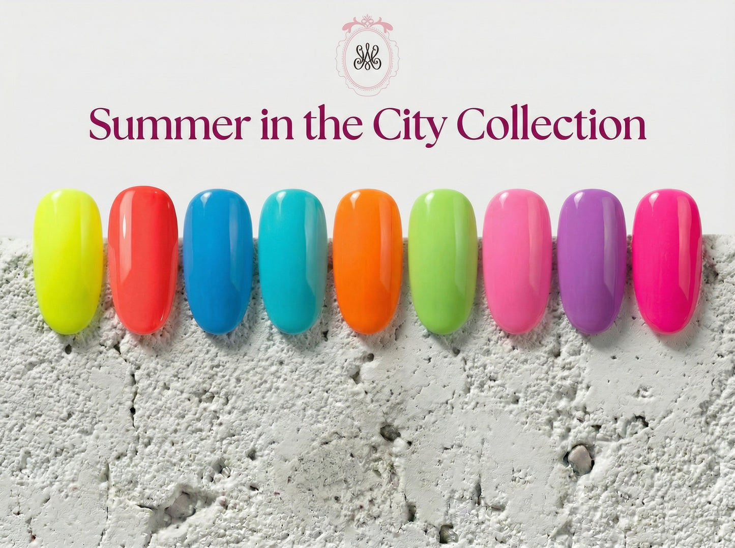 Übersicht der „Summer in the City Collection“ von Studio Amelie mit neun glänzenden Nagel-Tips in leuchtenden Neon-Farben. Die Nuancen reichen von Zitronengelb, Korallenrot und Ozeanblau bis hin zu kräftigem Orange, Giftgrün und verschiedenen Pink- sowie Lilatönen, präsentiert auf einer hellen Beton-Struktur.