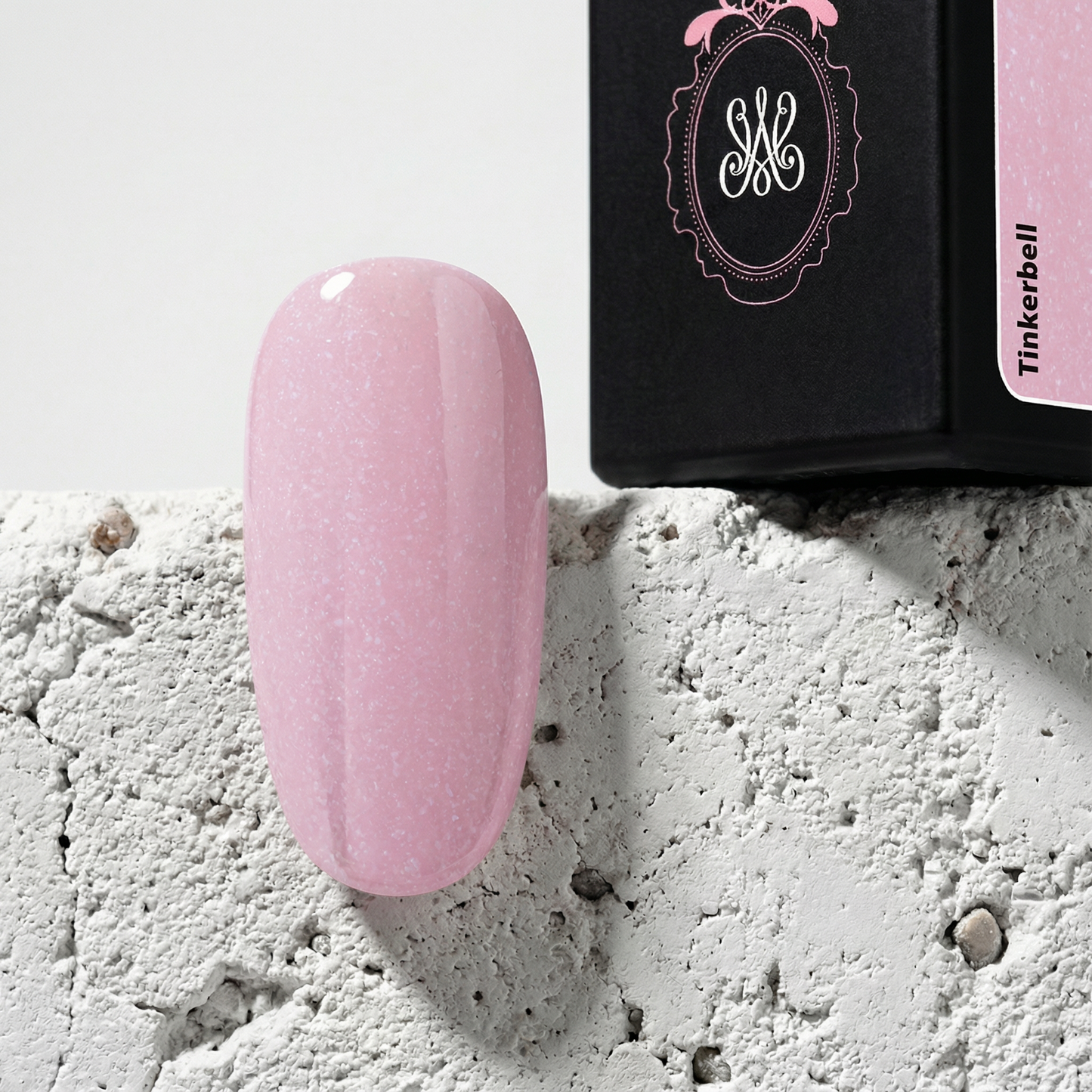 Studio Amelie Soak Off Nude Gel Tinkerbell – Ein zauberhafter, heller Nude-Ton mit feinem Schimmer-Effekt für ein märchenhaftes und strahlendes Nageldesign.