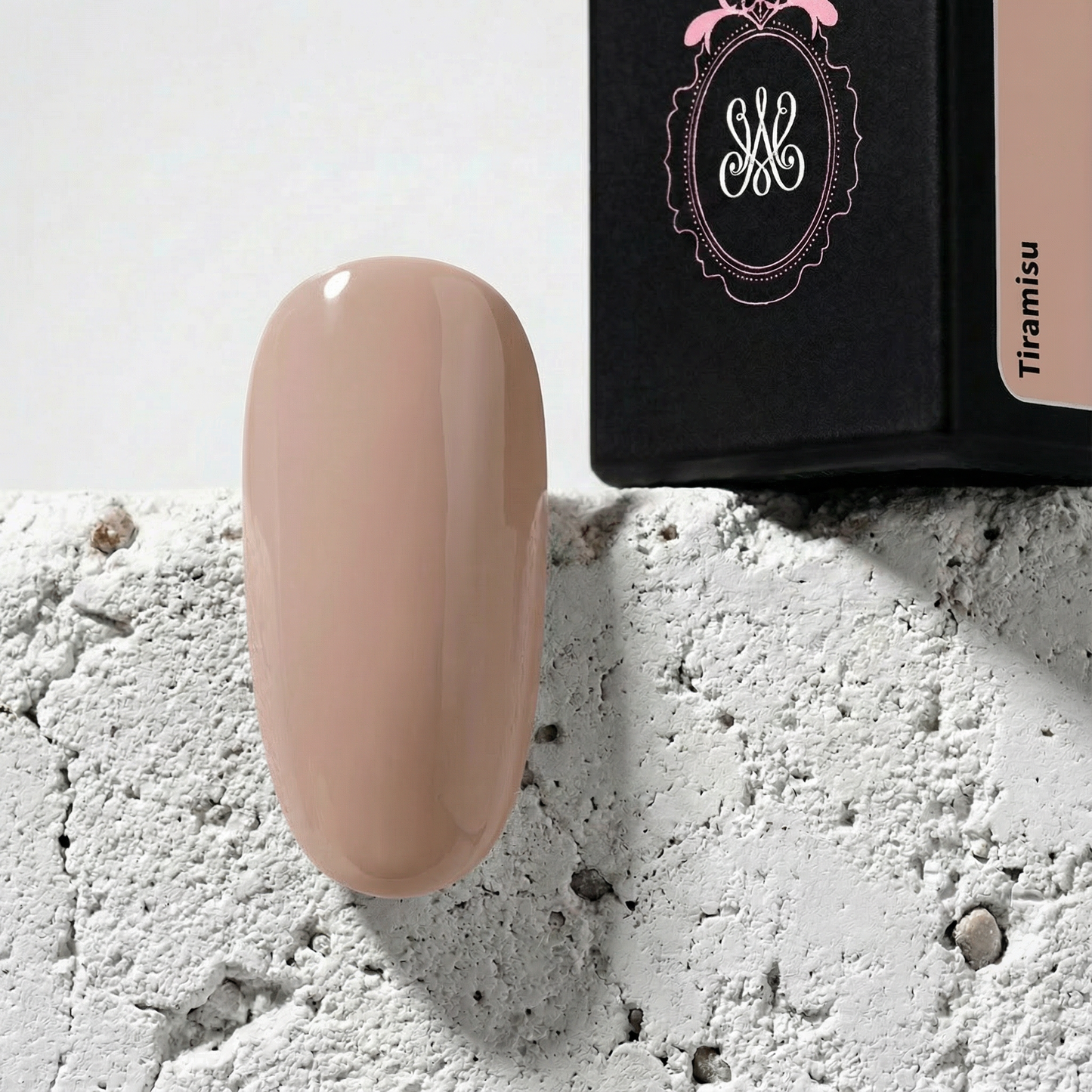Studio Amelie Soak Off Nude Gel Tiramisu – Ein köstlicher, cremiger Braun-Nude-Ton mit sanftem Unterton, ideal für moderne und warme Fullcover-Designs.